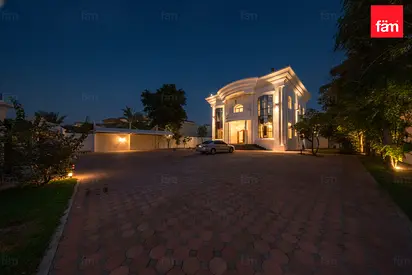 Suburban villa for family, easy access to the city
