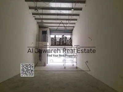 مستودع جديد للإيجار في عجمان – منطقة الجرف 3، وده شرح مبسط وواضح: المكان عبارة عن مجمع مستودعات جديد، يعني المكان لسه حديث ونضيف ومناسب للشغل.