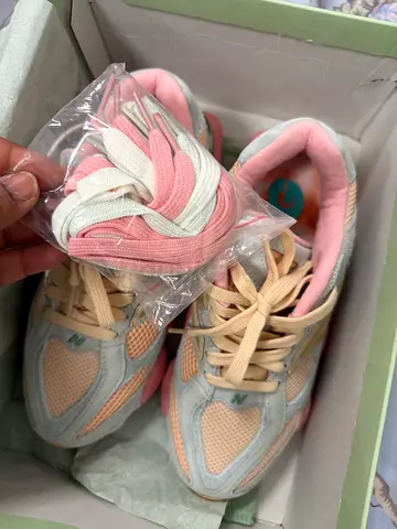 Light pastel women's sneakers with extra laces, size visible inside