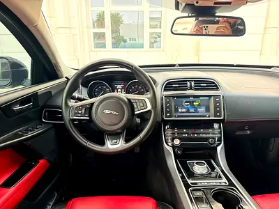 صورة 15 لـ 2016 Jaguar XE