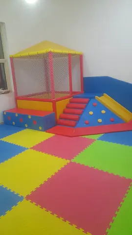 Indoor soft play set with slide, climbing stairs and ball pit area