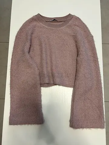 Soft mauve cropped fuzzy sweater, size M