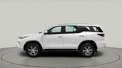 2023 Toyota FORTUNER — фото 3