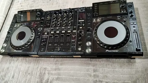 Pioneer DJM-900 Nexus Pioneer CDJ-2000 Nexus (2 units)
