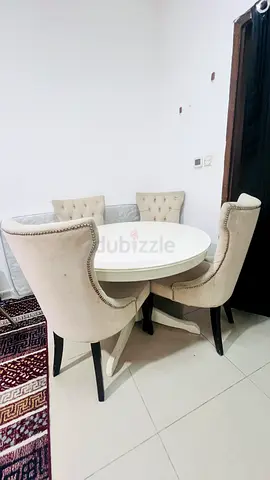 White Round Dining Table with 4 Natural Fabric Scoop Chairs