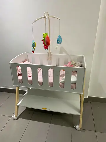 Crib with wheels