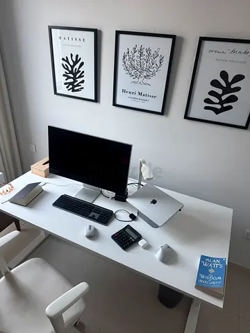 Modern Office Desk & Ergonomic Chair – Excellent Condition