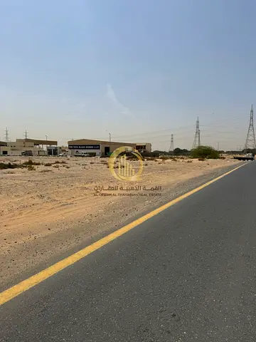 للبيع ارض صناعيه بالشارقه الصجعه مقابل منطقه الحنو الجليل مساحه 18084 قدم مربع علي شارعين امامي وخلفي 36 متر