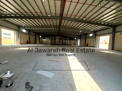 كود 3286 فرصة مميزة للاستثمار أو التشغيل في أم القيوين، عبارة عن مستودع مع حوطة بمساحة إجمالية كبيرة تصل إلى 43040 قدم، مقسمة بشكل عملي