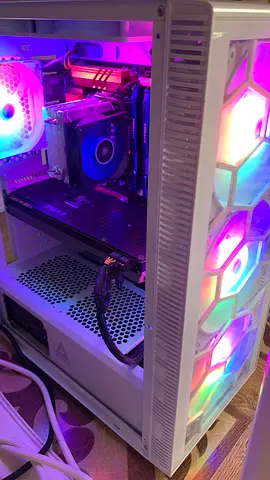 المعالج - i7 -4790K
كرت الشاشه - GTX 980 (4GB)
الرام - 16 GB
التخزين - SSD 250 GB
التخزين - HHD 2TB