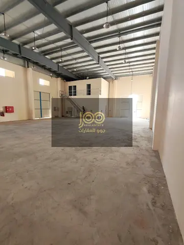 4300 sq ft warehouse with mezzanine, 35 kW electrical system, and an office; suitable for all activities.