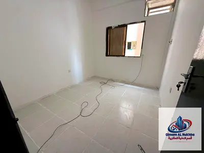 غرفة وصالة في البوطينة بعقد عزاب، موقع استراتيجي قريب من جميع الخدمات، مساحة عملية ومناسبة للسكن، الإيجار 24,000 درهم والدفع 4 أو 6 دفعات.