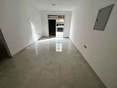 One month free for the second tenant. Master bedroom, 2 bathrooms, central air conditioning. Al-Tall