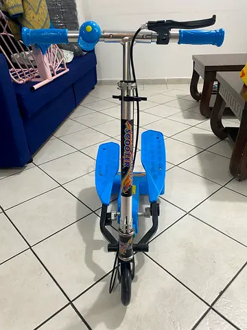 Blue three-wheel kick scooter for kids - Brand new