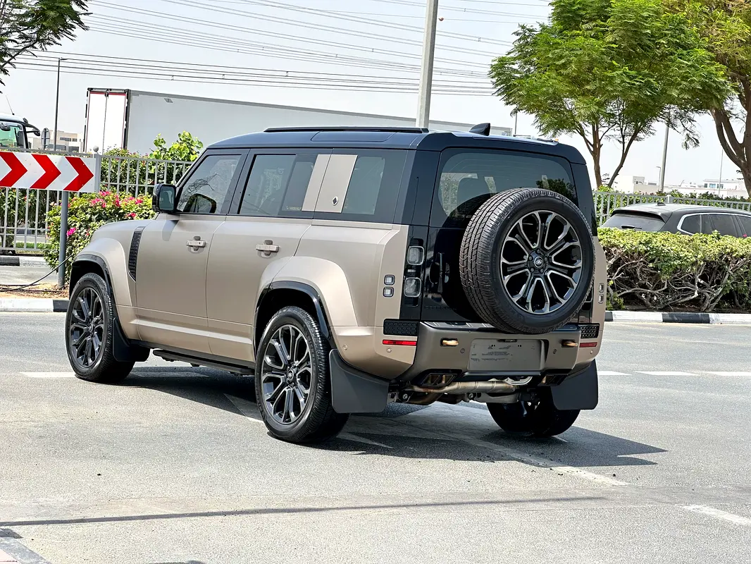 Land Rover Defender 2025
