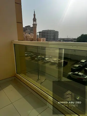 شقة للإيجار في الحميدية تتكون من غرفتين ماستر وصالة و3 حمامات مع خزائن بالحائط ومطبخ، بسعر 48,000 درهم سنويا على 4 أو 6 دفعات وتأمين 5,000 شيك، ومناس