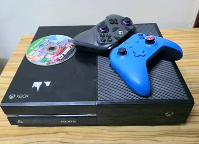 MICROSOFT X BOX ONE 500GB TWO CONTROLLER +1 GAME