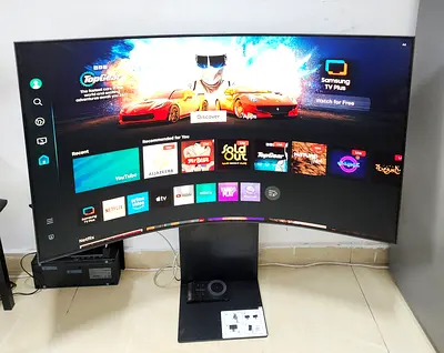 Samsung Odyssey Ark S55BG970NM (LS55BG970NMXUE) is a massive 55-inch, 1000R curved 4K gaming monitor