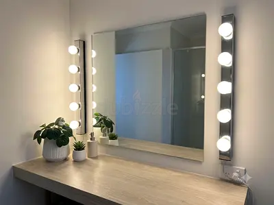 Wall-mounted vanity Hollywood bulb lights