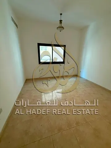 شقة غرفتين وصالة للإيجار في المجاز 3 الشارقة صالة منفصلة تكييف مجاني باركن مجاني غرفة غسيل استور خزائن بالحائط موقع مميز على شارع الخان إيجار سنوي 500