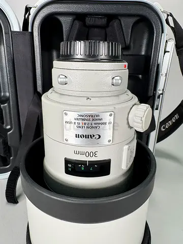 Canon 300mm L-series Telephoto Lens (with case) - 2.8 - version 2 - Pristine condition