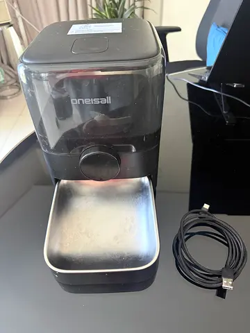 Oneisall Automatic Pet Feeder – Excellent Condition