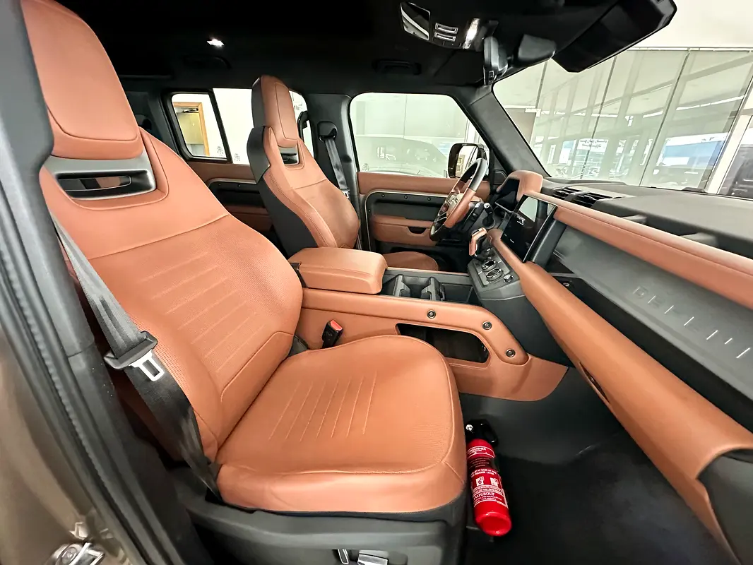 Land Rover Defender 2025