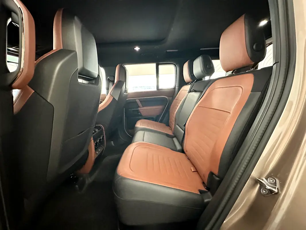 Land Rover Defender 2025