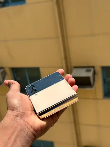 Samsung Galaxy Z Flip (foldable) - Good condition, comes with case