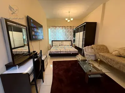 استديو بمساحه كبيره مع الفرش مع باركن خاص مجانا وجيم ومسبح وشامل الكهرباء طول العقد في برج راقي بعجمان بجوار سوق السمك وقريب للكورنيش