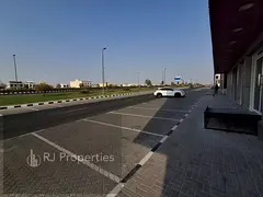 HOT OFFER LUXURY SHOWROOM WITH MAZZNIN FLOOR WITH WASHROOM VERY PRIME LOCATION MAIN ROAD FACING BUSI