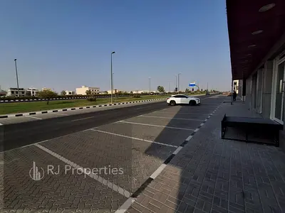 HOT OFFER LUXURY SHOWROOM WITH MAZZNIN FLOOR WITH WASHROOM VERY PRIME LOCATION MAIN ROAD FACING BUSINESS SPOT AREA JUST 260k