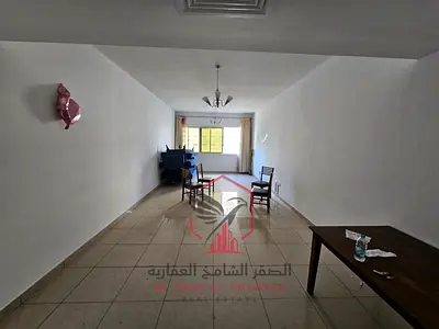 ثلاث غرف وصالة مع غرفة خادمة وخزائن في الحائط ,تكييف مجاني وجيم و مسبح وصيانة طوال العام , موقع حيوي قريب من مخرج دبي