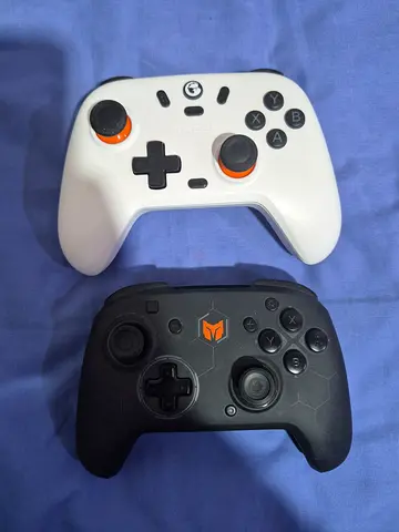 Pair of wireless Gaming PC controllers (white + black)