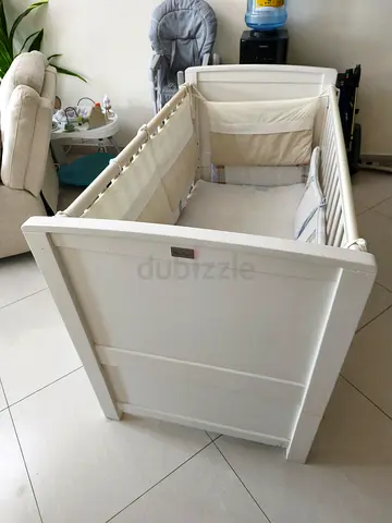 Silver Cross Crib with mattress and drawers