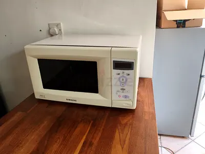Samsung White Microwave Oven - Used, Good Working Condition