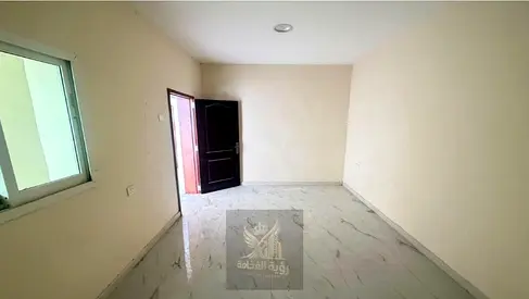 للإيجار السنوي في الشارقة منطقة القادسية بيت مساحة 2500 قدم ثلاث غرف ماستر مطبخ حوش كبير ومصان بالكامل الإيجار 70000 درهم على 12 دفعة أو 65000 درهم عل