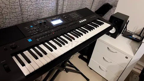 Yamaha arranger keyboard with stand and monitor speakers - excellent condition