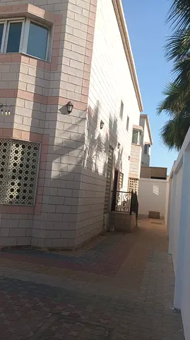 فيلا فاخرة للإيجار في الفلج | 3800 قدم | 5 غرف ماستر | مصعد | موقف لـ4 سيارات | 130,000 درهم