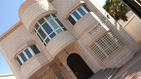 فيلا فاخرة للإيجار في الفلج | 3800 قدم | 5 غرف ماستر | مصعد | موقف لـ4 سيارات | 130,000 درهم