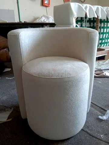 Cream Upholstered Accent Barrel Chair with