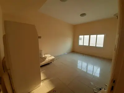 فيلا للإيجار في مردف، بعيدة كل البعد عن مسار الطائرات، تتكون من 3 غرف نوم + صالة + غرفة للخادمة، بسعر 115 ألف فقط.