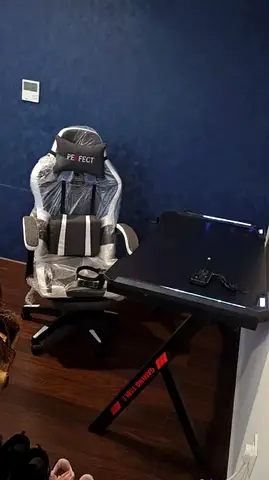 Gaming desk and ergonomic racing-style gaming chair - used, good condition