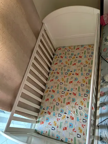 White wooden baby crib with mattress - good condition