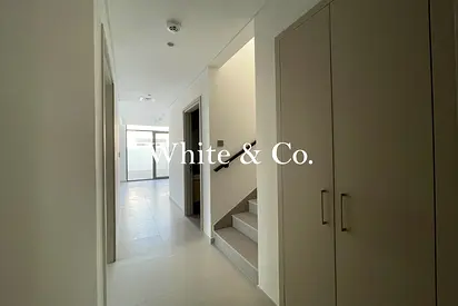 Opposite Pool | Corner Unit | Spring R3