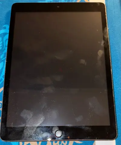 Apple iPad 7 with Box Used, Good Condition good price video on request