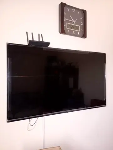 Wall-mounted LED TV 55 inch with Remote and new condition