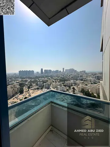 شقة واسعة بثلاث غرف نوم وثلاث شرفات وغرفة تخزين - مساحة رحبة - قريبة من مركز المدينة - قريبة من جميع الخدمات - قريبة من دبي ومطار الشارقة الدولي