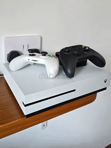 Xbox One S (500GB) Bundle + 2 Wireless Controllers