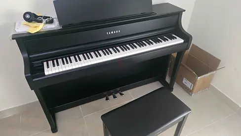 Yamaha digital piano CLP875 with bench and Yamaha headset, 10 months old, great condition